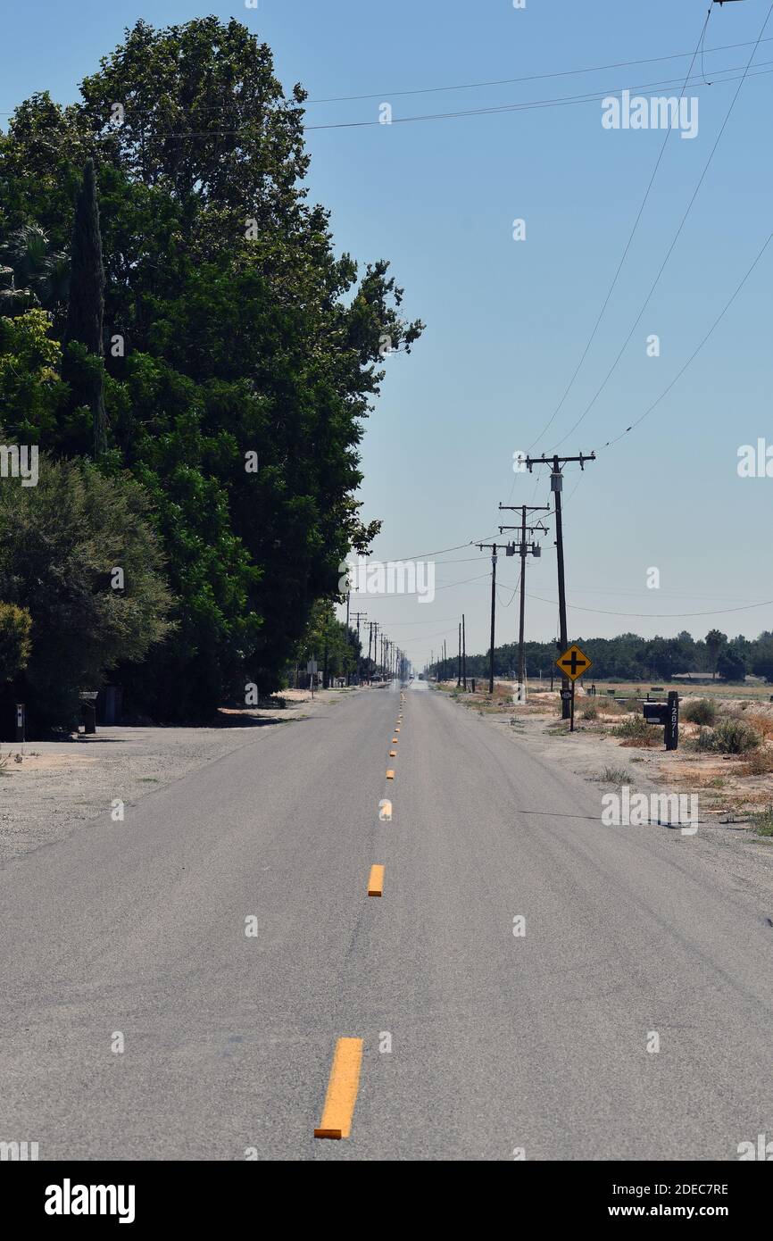 Eine vertikale Aufnahme einer asphaltierten Straße mit Markierungen und Straßenbolzen Stockfoto