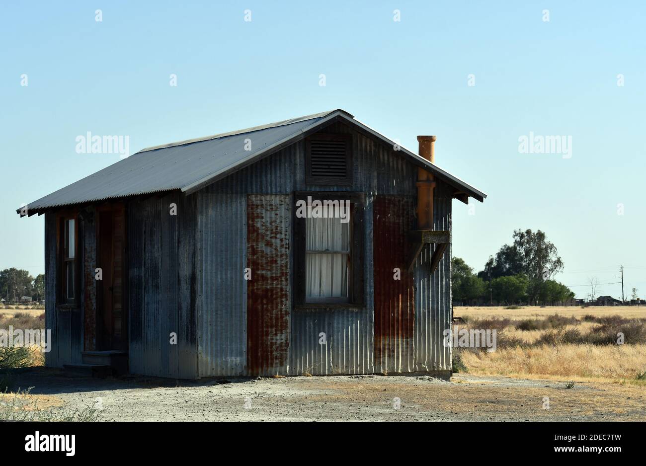 Eine alte metallene rostige Hütte in der Mitte eines Trockenes Feld an einem sonnigen Tag Stockfoto