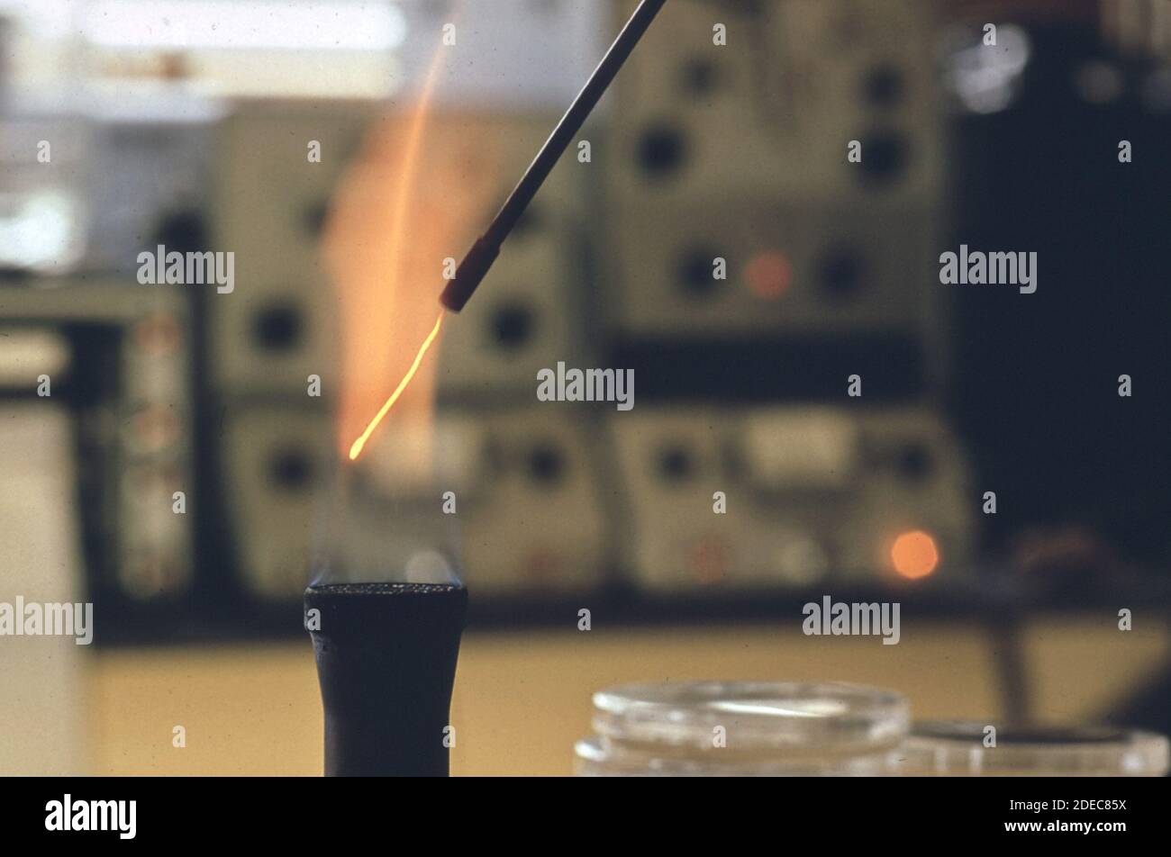 1970er Foto (1972) - EPA Gulf Breeze Laboratory Mikrobiologie Labor. Flammensterilisierendes Gerät wird verwendet, um Bakterien zu isolieren Stockfoto