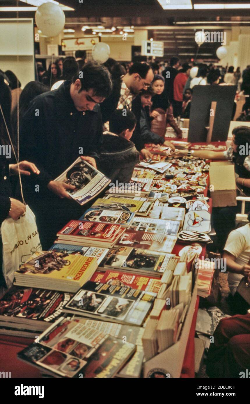 1970er Foto (1973) - Automobilausstellung im New York Coliseum am Columbus Circle in Midtown Manhattan (New York City) Stockfoto