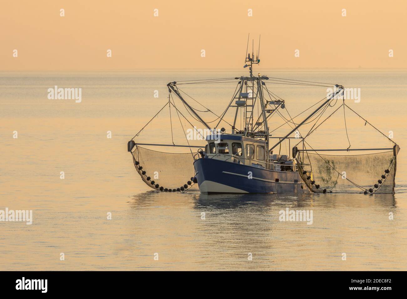 Fischtrawler mit Schleppnetzen bei Sonnenuntergang, Büsum, Nordsee, Schleswig-Holstein, Deutschland Stockfoto