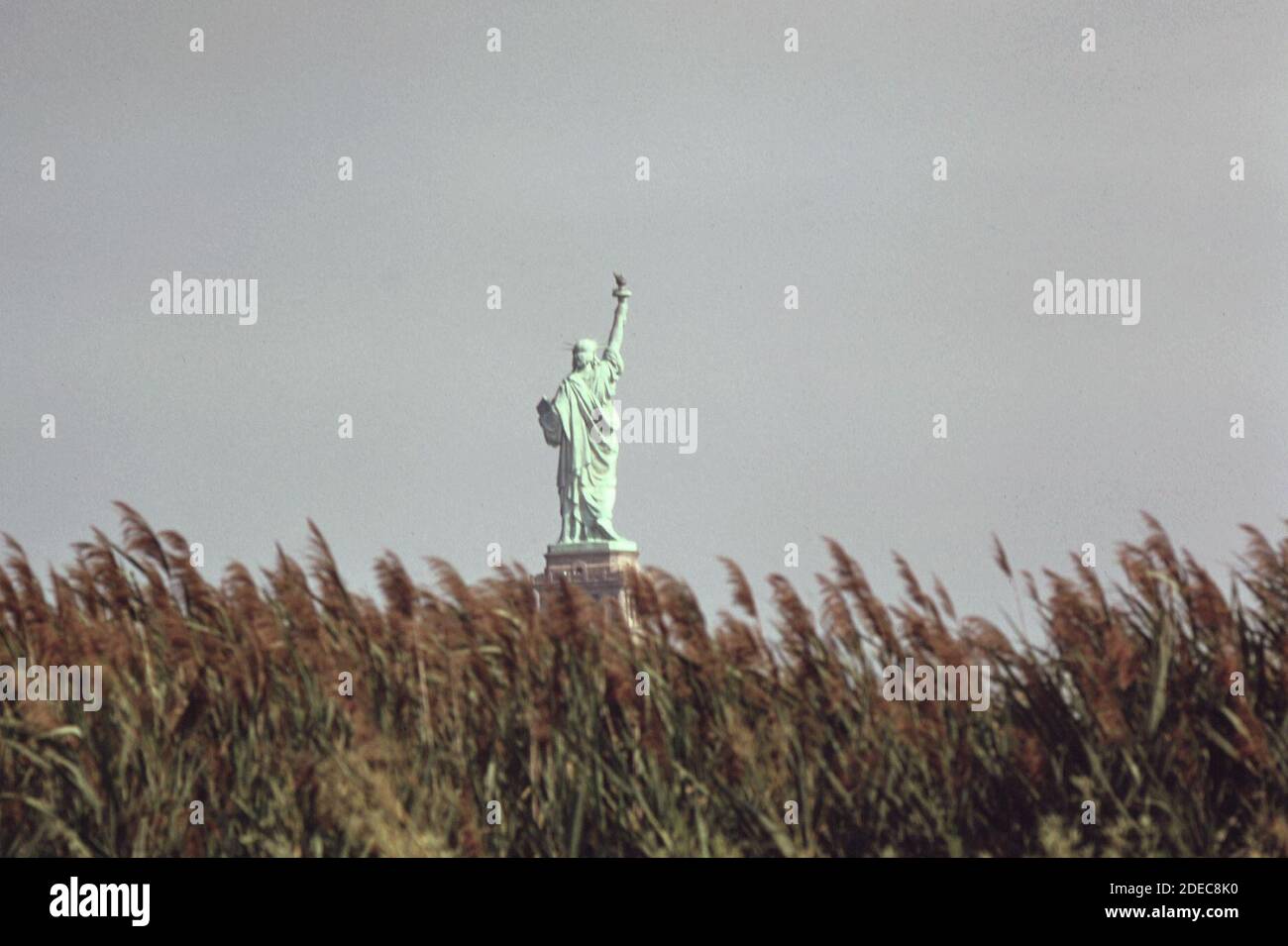 1970er Foto (1973) - Freiheitsstatue von der aus gesehen New Jersey Wohnungen (New York City von Hoboken aus gesehen) Stockfoto