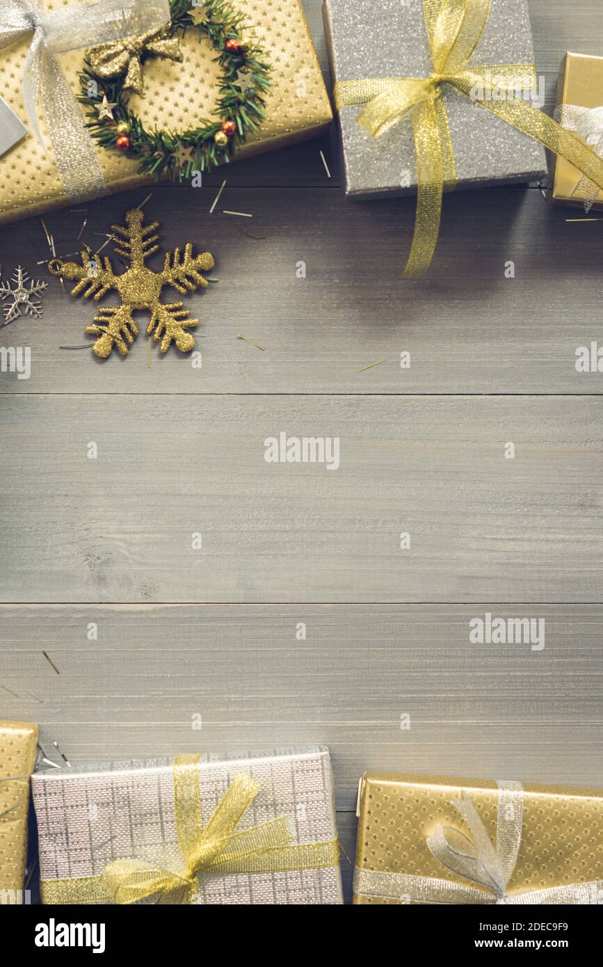 Glänzende Silber und Gold Weihnachtsgeschenkboxen auf Holz Hintergrund Rahmendesign von oben mit Kopierbereich Stockfoto