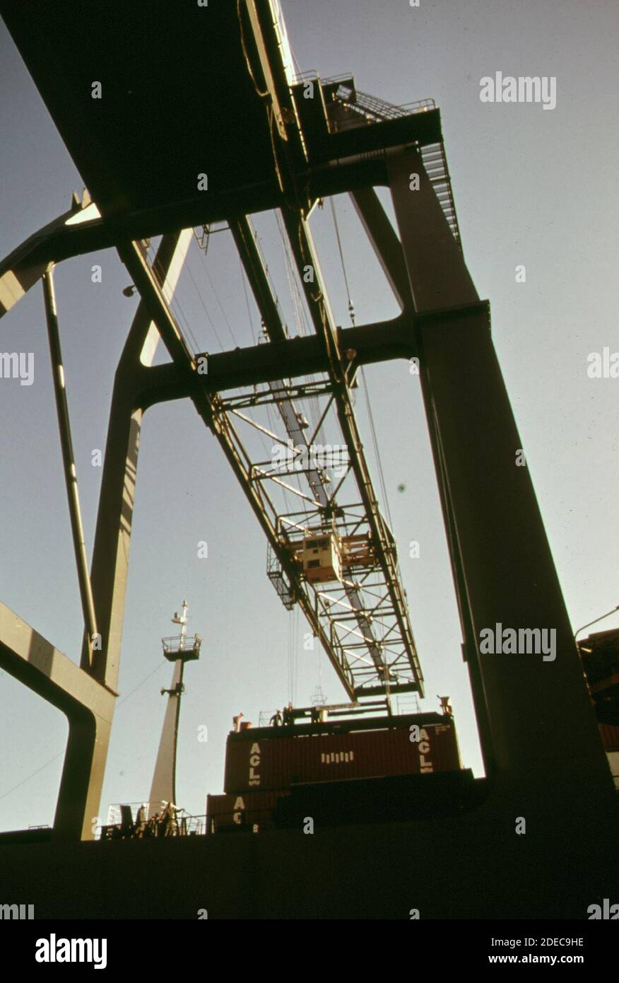 Foto der 1970er Jahre (1974) - Maschinen im Hafen von Newark New Jersey wird verwendet, um Container an Bord von Schiffen zu laden Transport zu verschiedenen Zielen Stockfoto