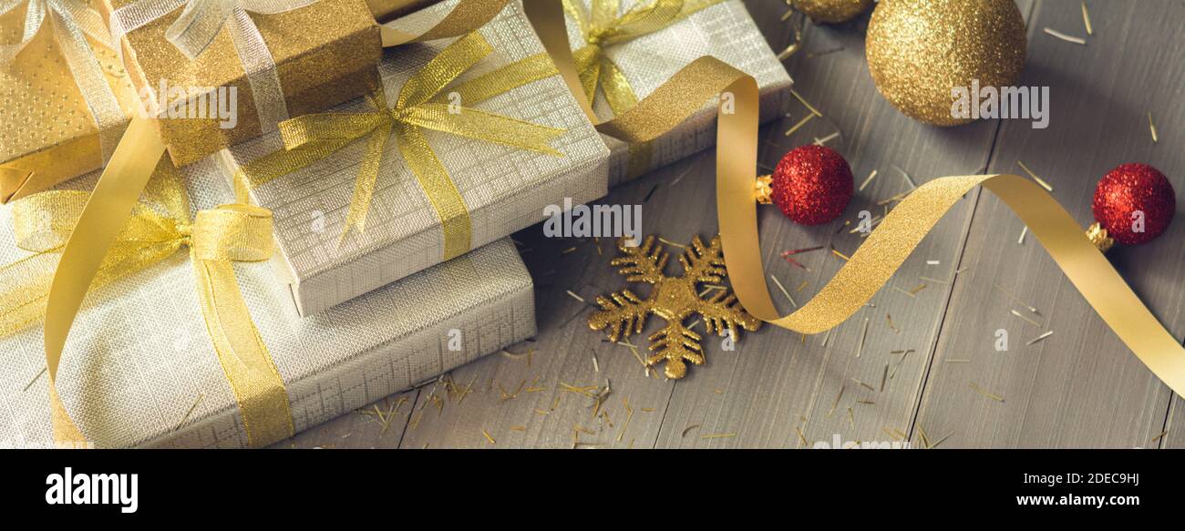 Splitter und Gold schimmernde Weihnachts-Geschenkschachteln mit glitzernder Dekoration Artikel auf Holz Tisch Banner Hintergrund für die festliche Jahreszeit Stockfoto