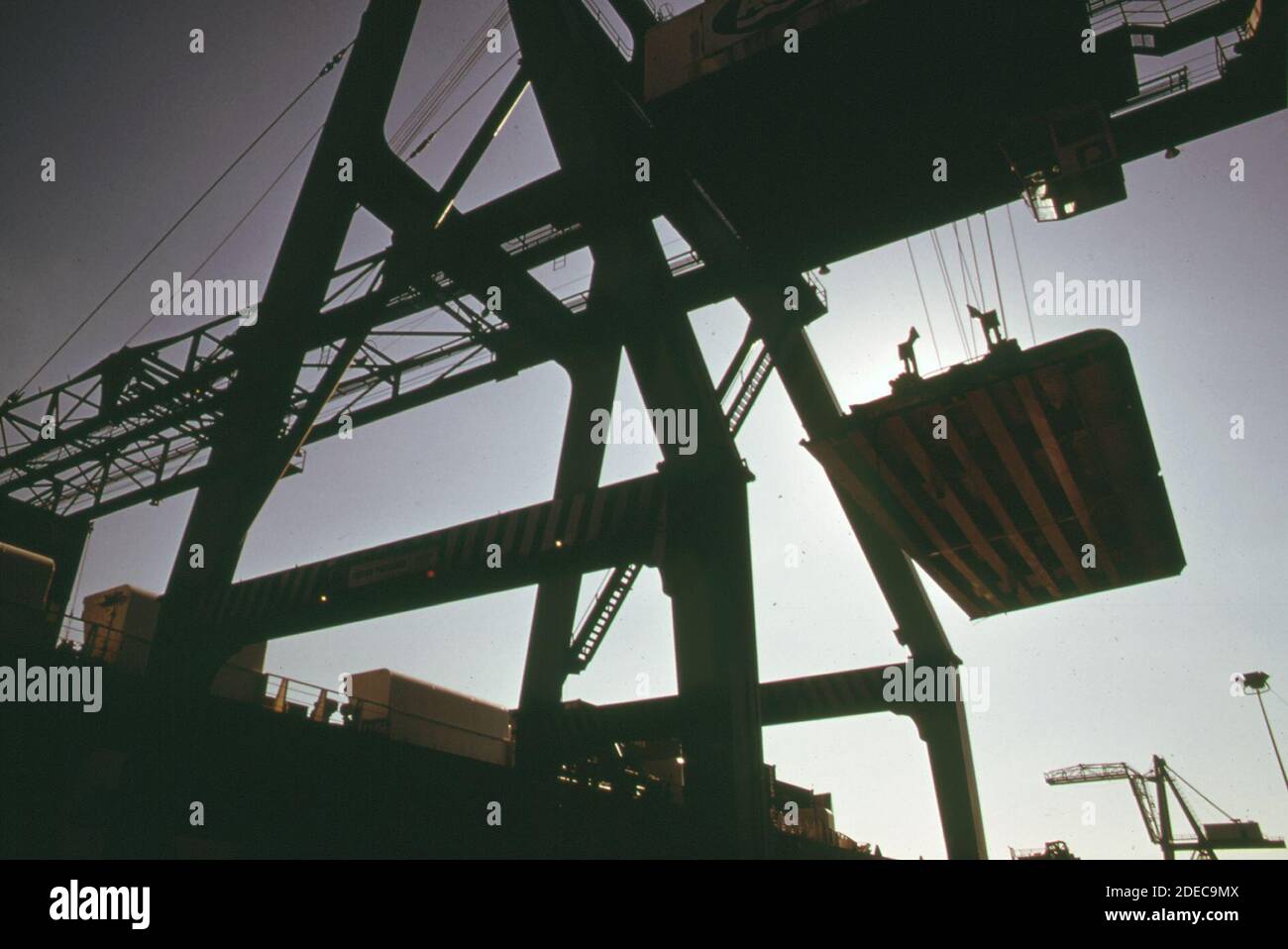 1970er Foto (1974) - Silhouette von Maschinen verwendet, um zu laden Und entladen Schiffe im Hafen von Newark New Jersey Stockfoto