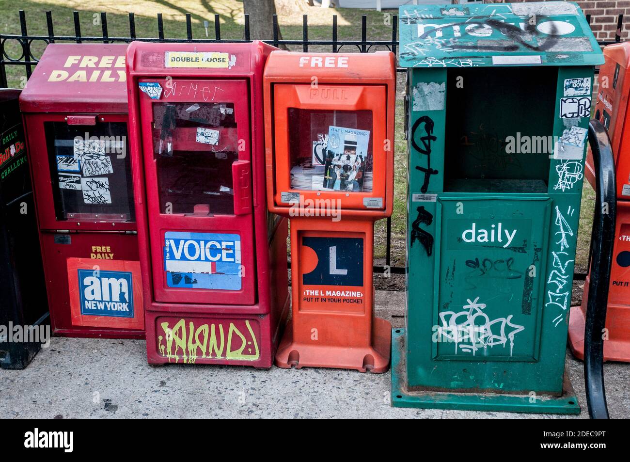 Kostenlose Zeitungsstände / Verkaufsboxen am Zaun des Fort Greene Park, Brooklyn, New York, USA. Die Stimme Des Dorfes. AM New York. Das L Magazin. Stockfoto