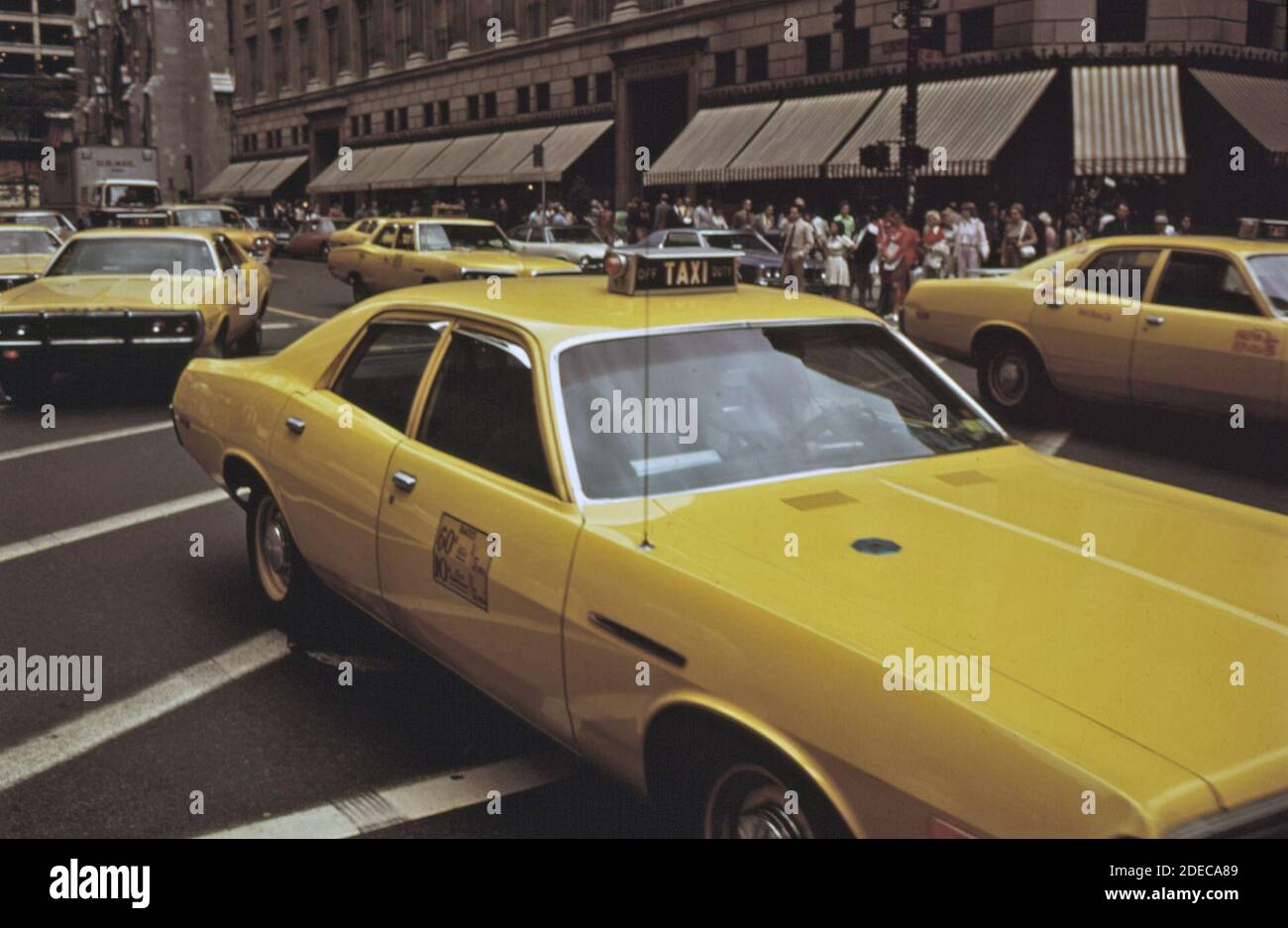 1970er Foto (1973) - hohe Konzentration von Taxis auf der Fünften Avenue in der Nähe der 48th Street (New York City) Stockfoto