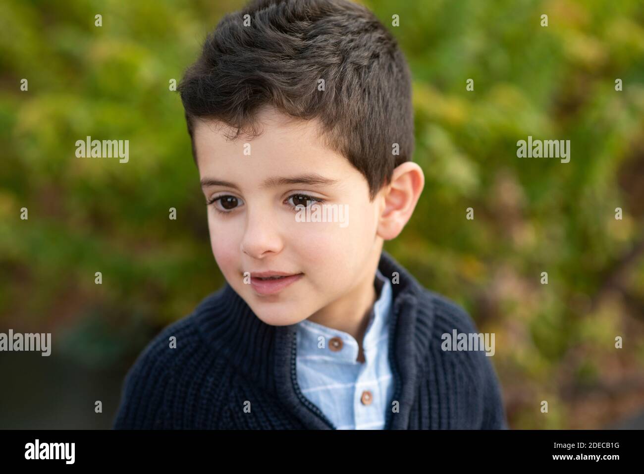 4 Jahre alter Junge im Freien Stockfoto