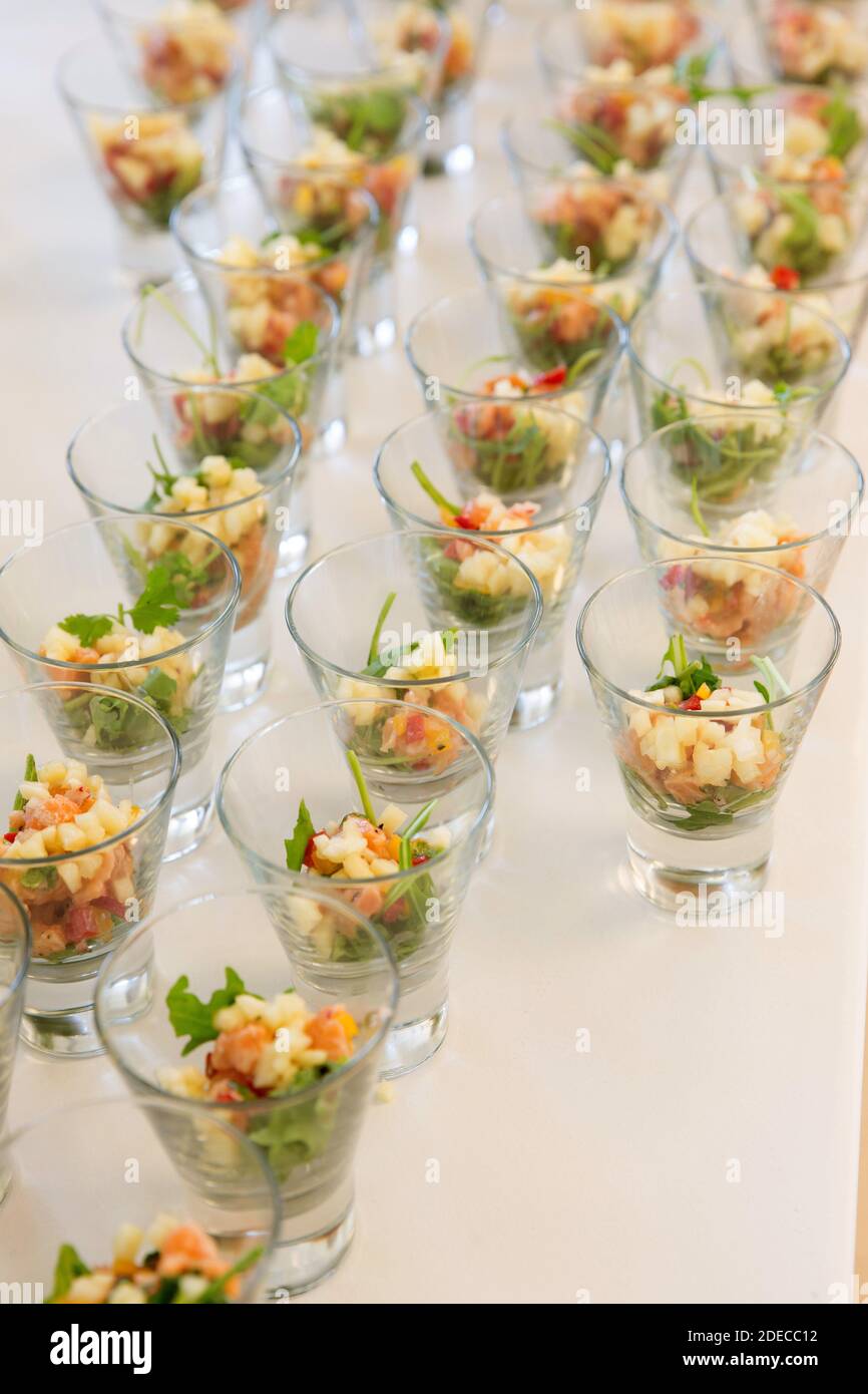 Individuelle Portionen Fisch-Cocktails am Buffet Stockfoto