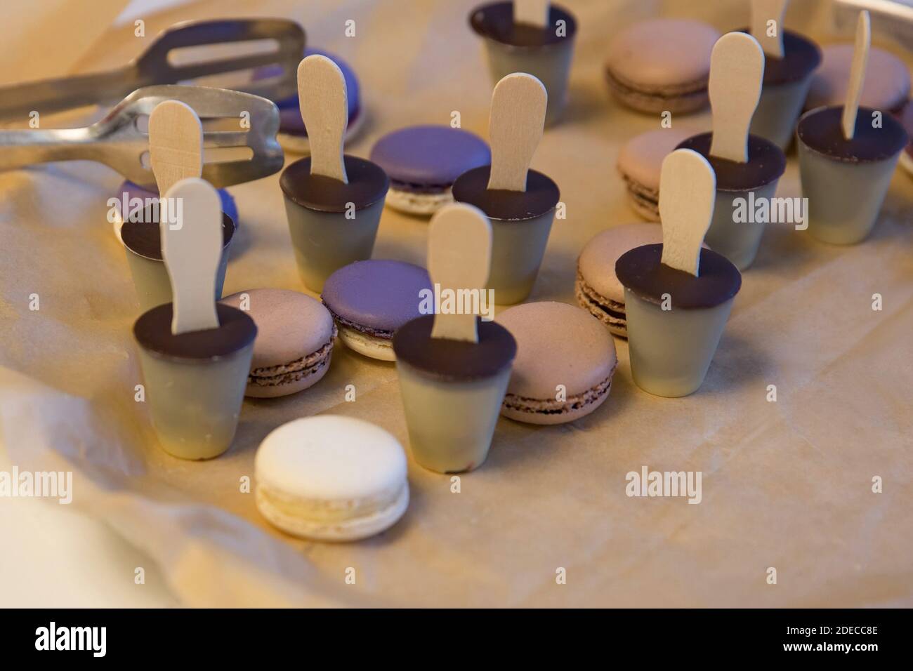 Ein Buffettisch voller Essen. Ein Dessertteller mit süßen Tarteletten (kleine Törtchen mit verschiedenen süßen Füllungen) Stockfoto
