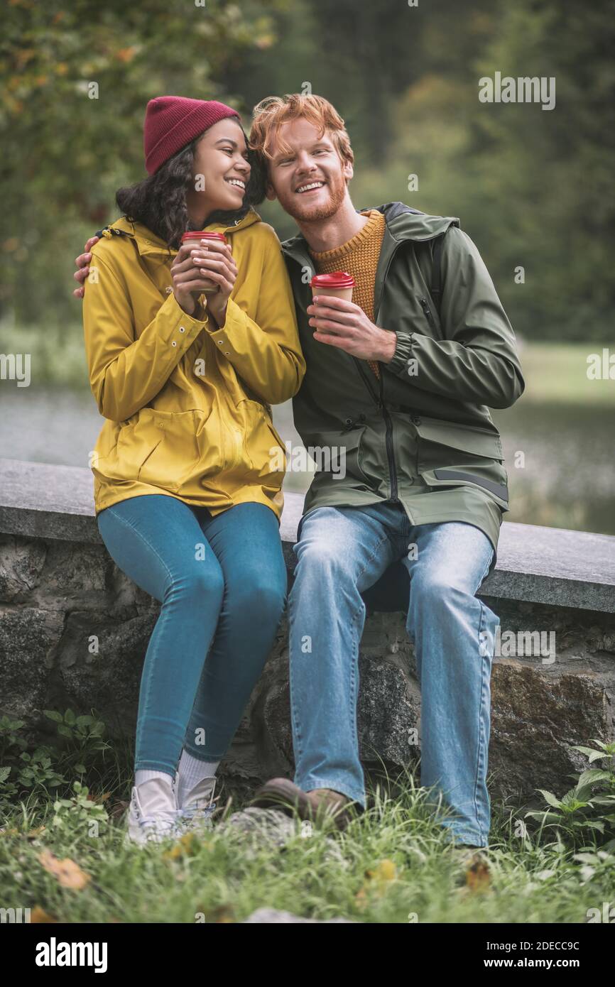 Nettes Paar mit Kaffee während des Datums Stockfoto