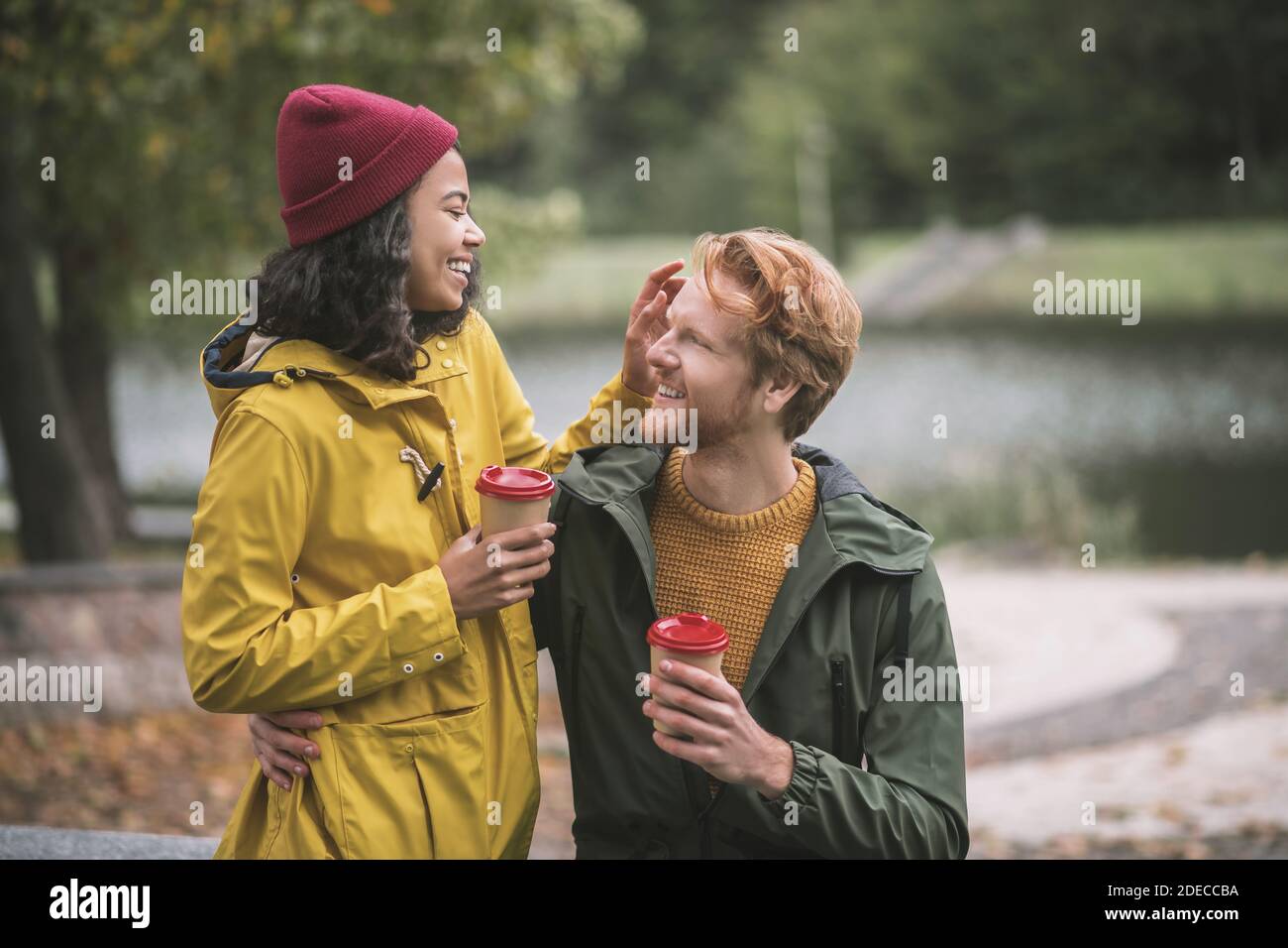 Pärchen, die einen romantischen Spaziergang im Park machen Stockfoto