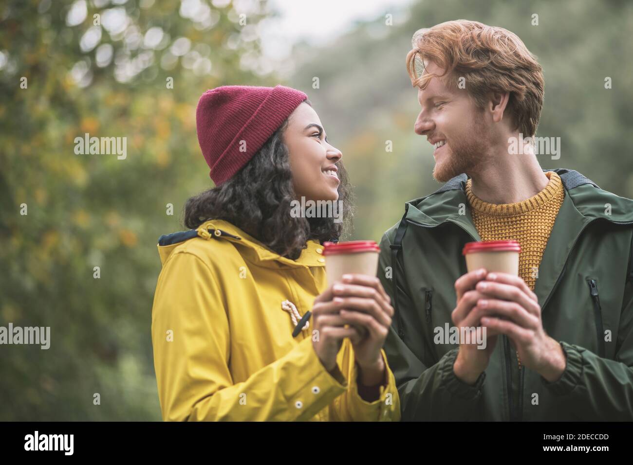 Junges Paar mit Kaffee während des Datums Stockfoto