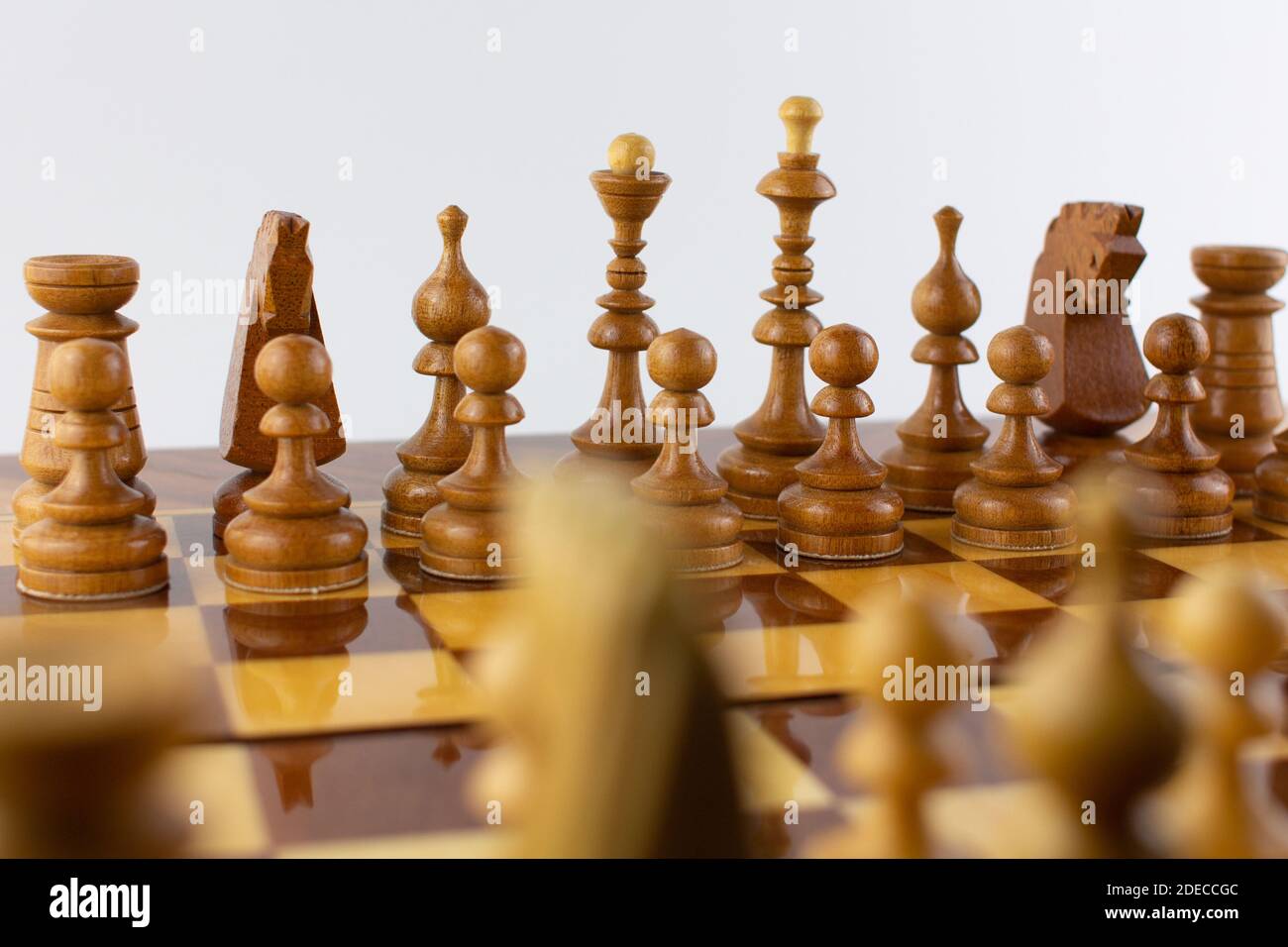 Ein Schachbrett aus Holzstücken auf Weiß Stockfoto