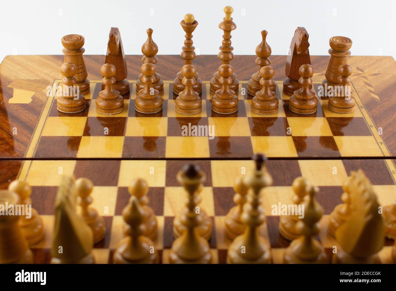 Ein Schachbrett aus Holzstücken auf Weiß Stockfoto