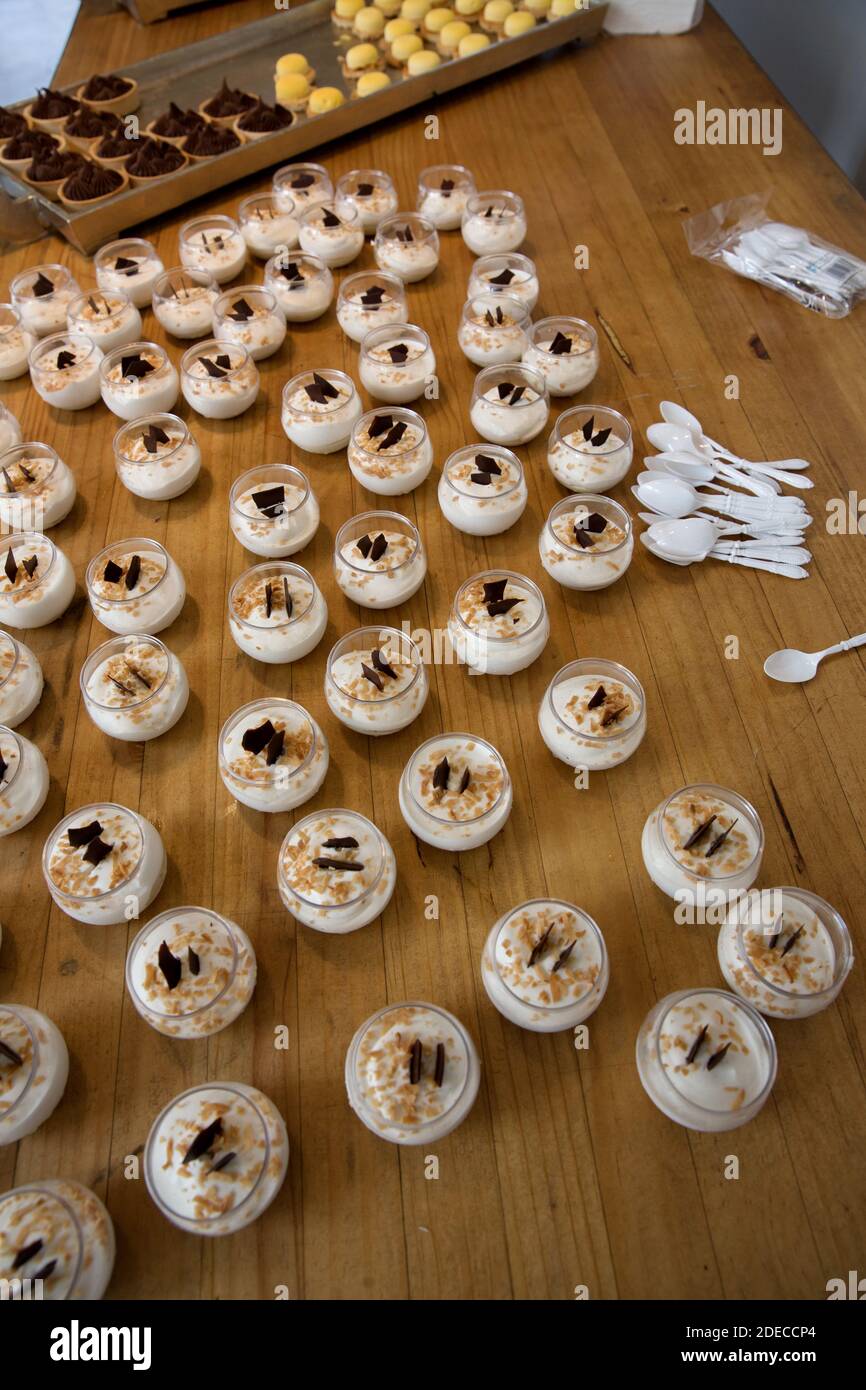 Mousse mit Vanillegeschmack, garniert mit dunkler Schokolade am Buffet Tabelle Stockfoto