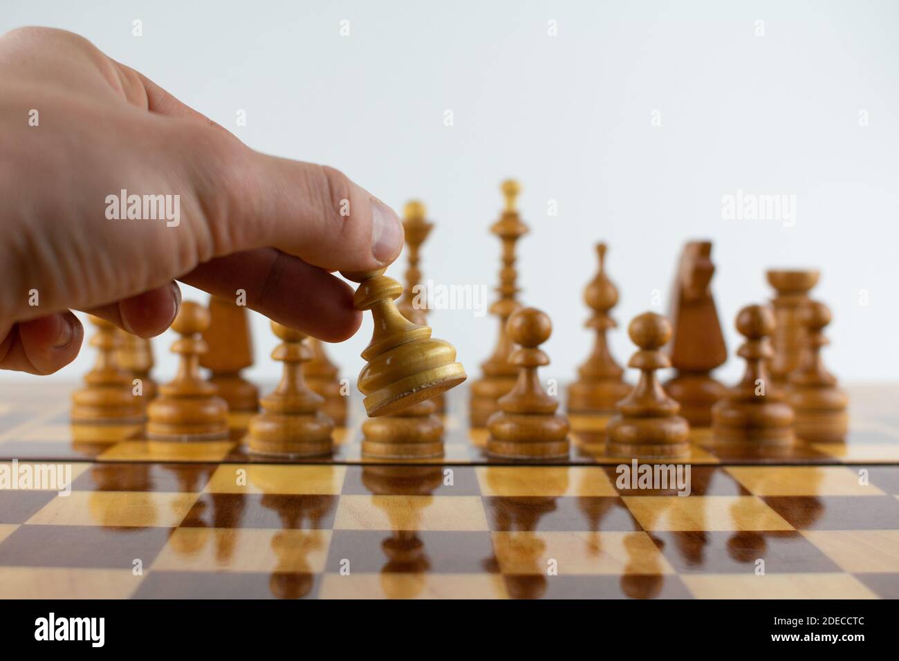Schachbrett aus Holzstücken auf weiß Stockfoto