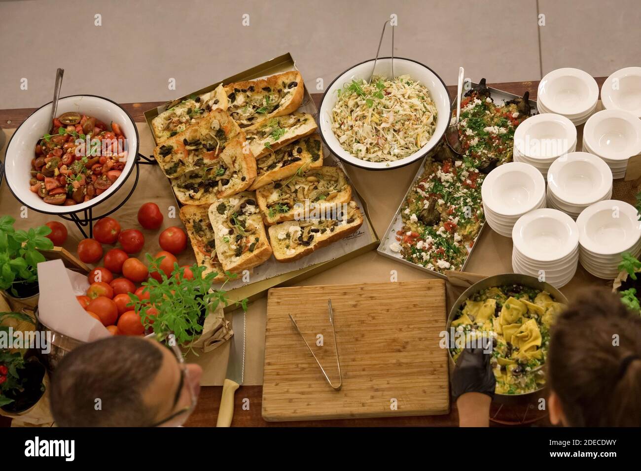 Abendbuffet mit einer Auswahl an Speisen Bei einer Abendveranstaltung Stockfoto