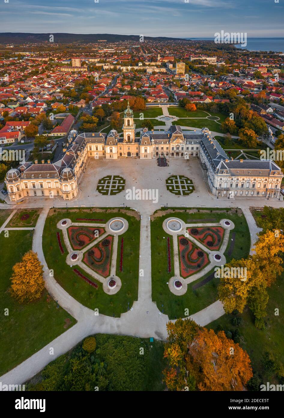 Keszthely, Ungarn - Luftpanorama von Keszthely mit dem berühmten Festetics Palast (Festetics Kastely) und einem goldenen Herbstuntergang mit blauem Himmel Stockfoto