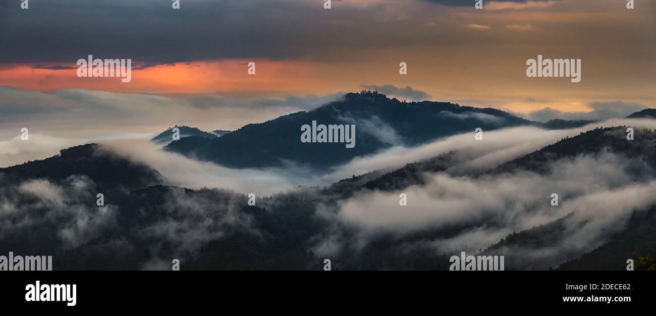 Skofja Loka, Slowenien - Panoramablick auf die Berge der Region Kranj von Jamnik mit Sommer Morgennebel und goldenen Himmel bei Sonnenaufgang aufgenommen Stockfoto
