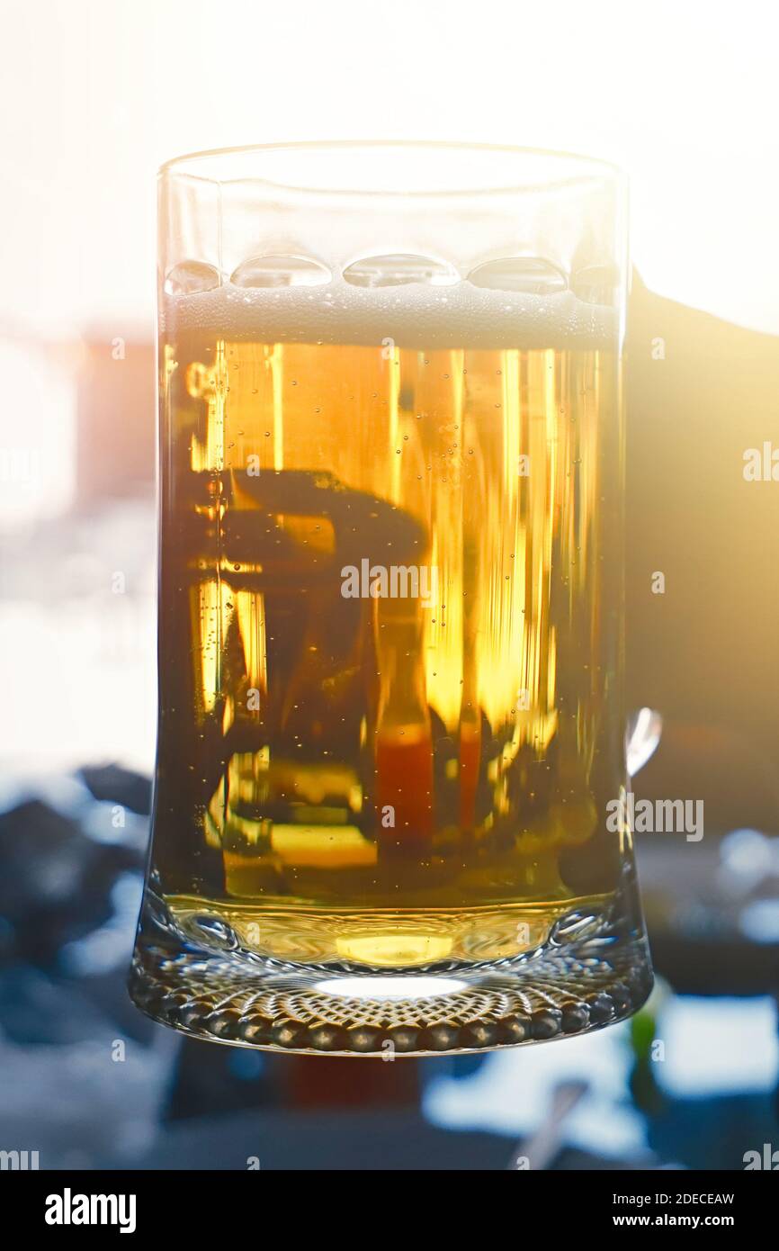 Nahaufnahme einer Tasse mit Bier. Weicher Fokus, vertikal. Stockfoto