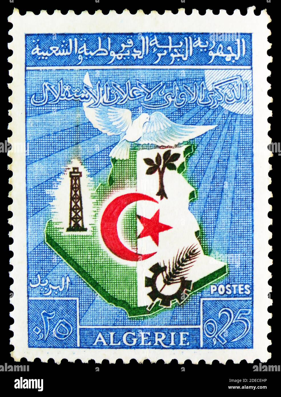 MOSKAU, RUSSLAND - 17. OKTOBER 2020: Briefmarke gedruckt in Algerien zeigt Karte und Emblem, 1. Jahrestag der Unabhängigkeit Algeriens Serie, um 1963 Stockfoto