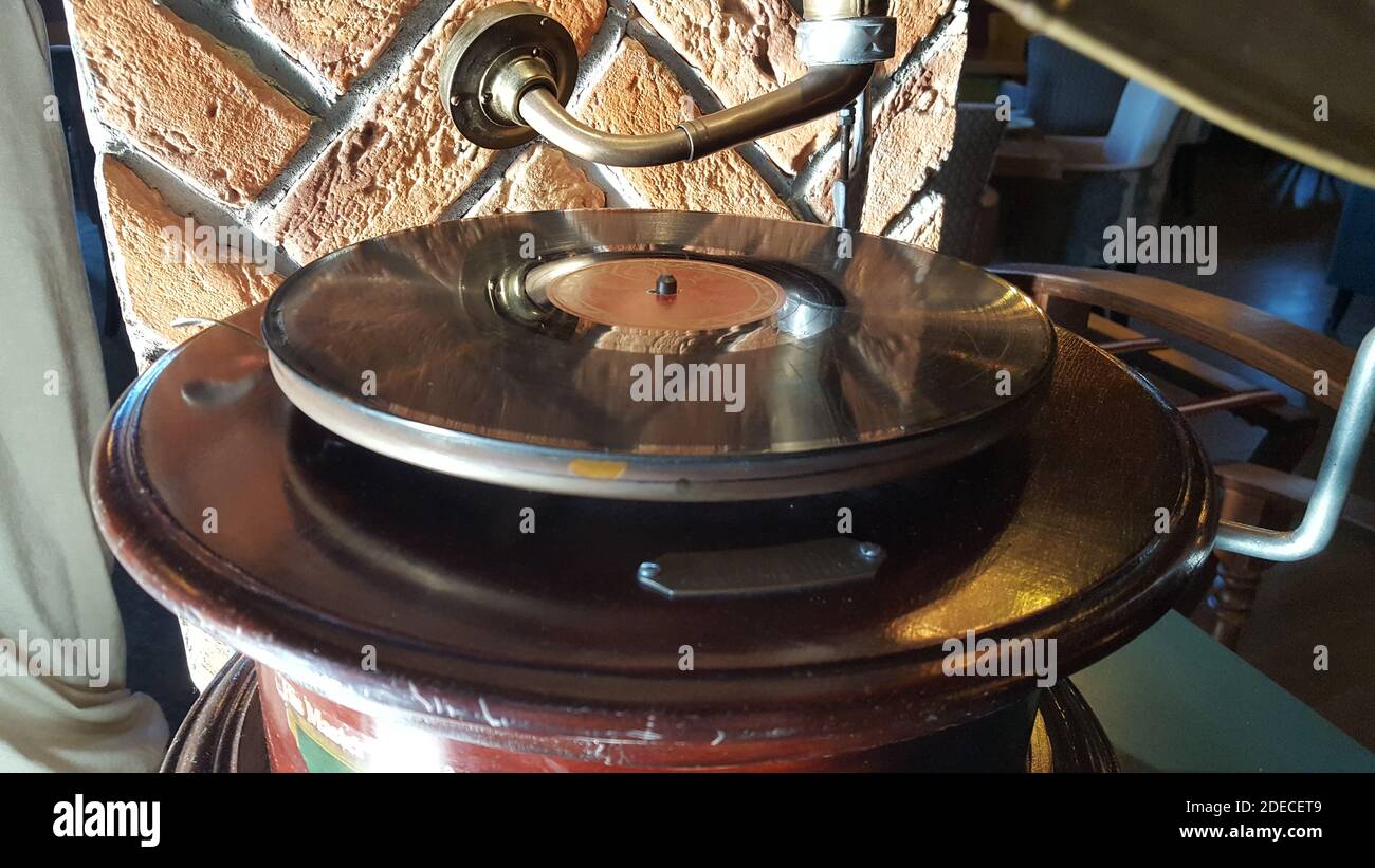 Altes Grammophon mit Platte oder Vinylscheibe. Plattenspieler aus antikem Messing. Gramophone mit Hornlautsprecher. Stockfoto