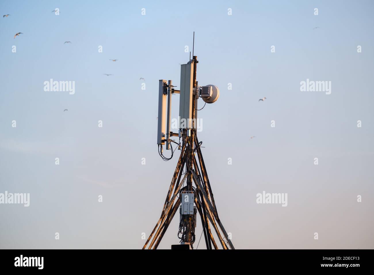 Technologie der Telekommunikation GSM 5G, 4G, 3G Tower. Mobilfunkantennen. Empfangs- und Sendestationen Stockfoto