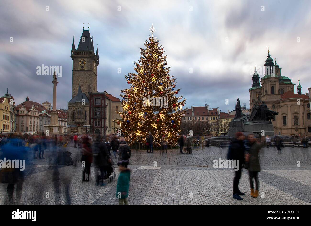 Der Weihnachtsbaum erstrahlt am 28. November 2020 auf dem Altstädter Ring in Prag, Tschechien. (CTK Photo/Katerina Sulova) Stockfoto