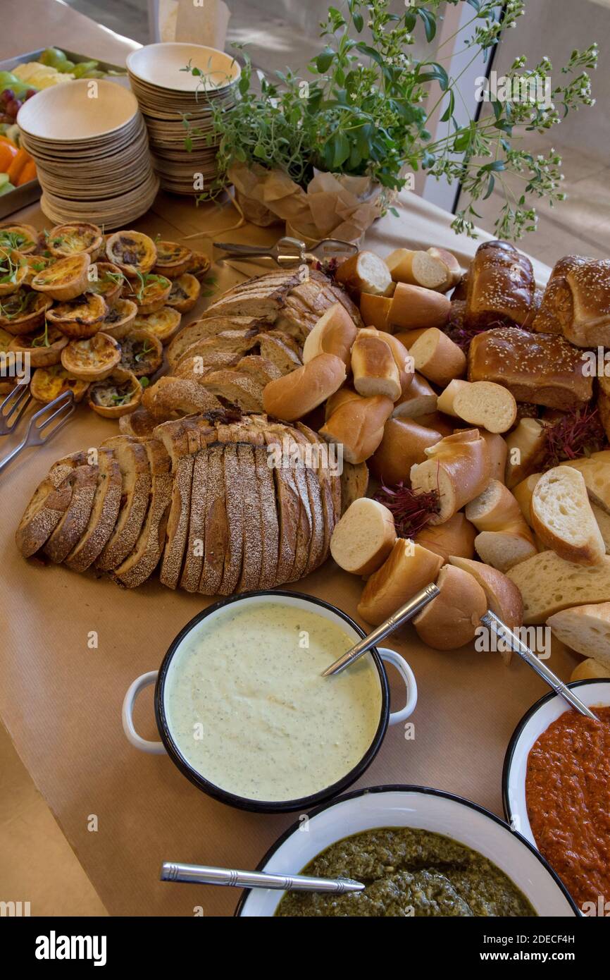 Ein Korb mit frisch gebackenen Brötchen und Broten Stockfoto