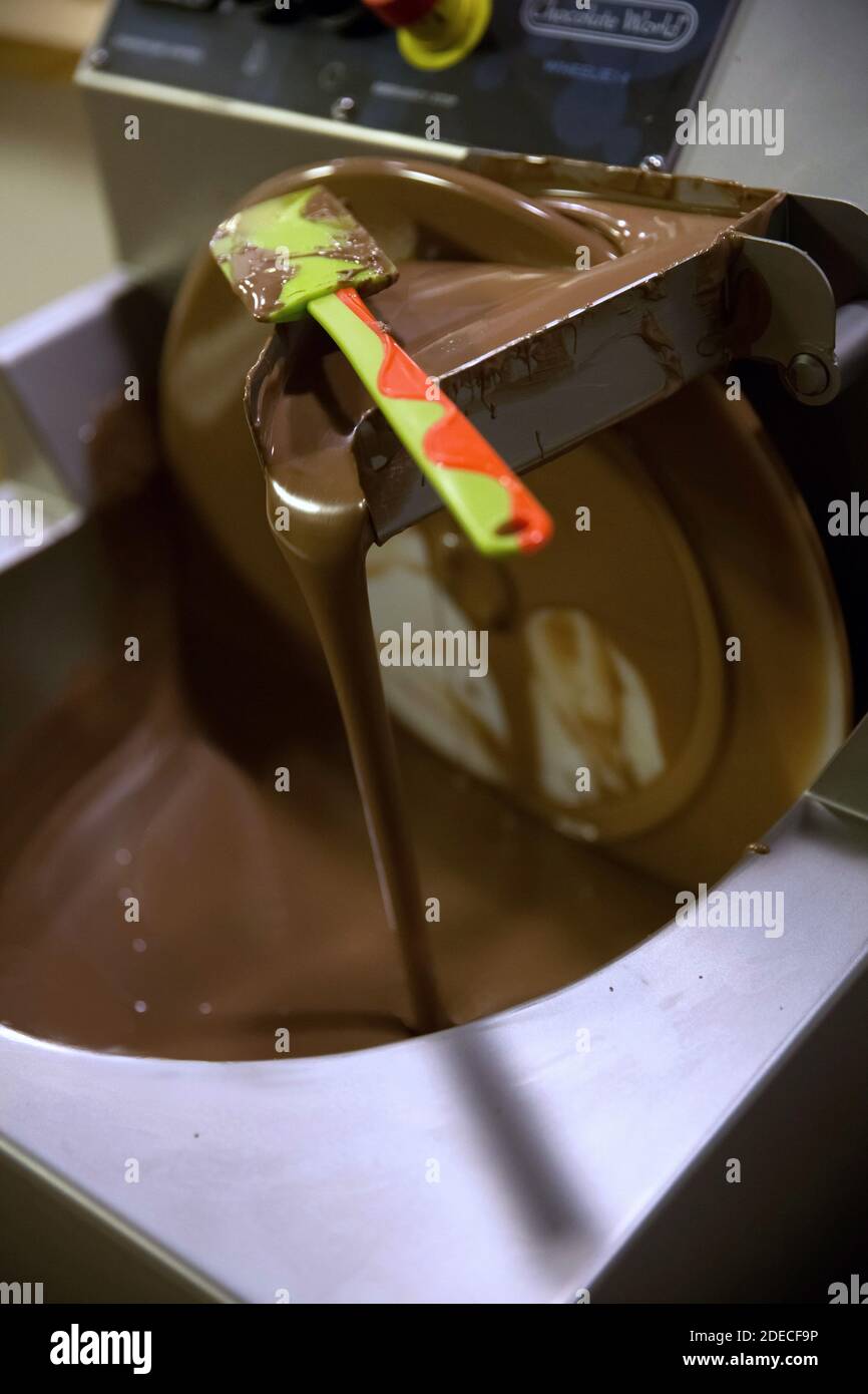 Mischen und Mischen von dunkler Schokolade mit einem handwerklichen Chocolatier Stockfoto