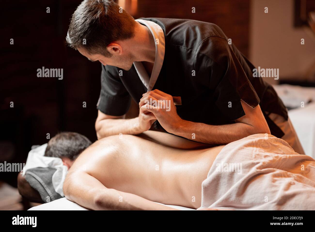 Masseur samt bei seiner Kundin ein Masseur samt bei seiner Kundin ein