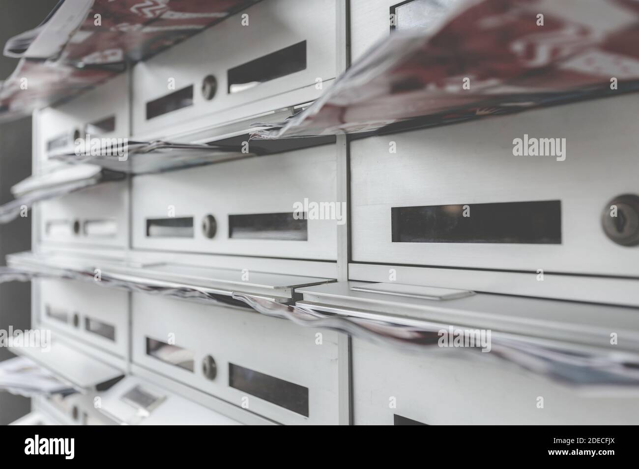 Moderne Postfächer gefüllt von Flyern. Business- und Werbekonzepte. Geringe Tiefenschärfe. Stockfoto