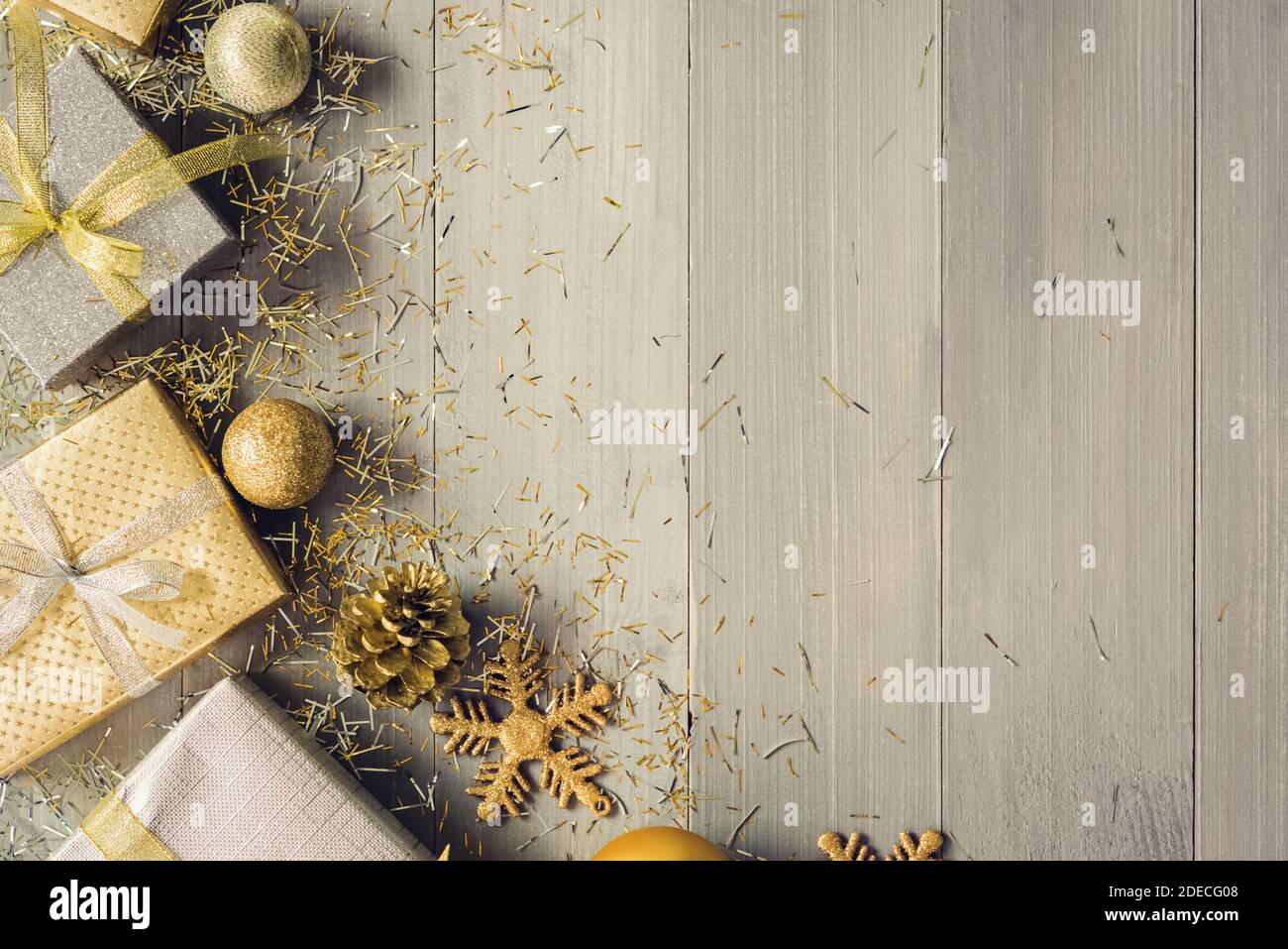 Glänzende Silber und Gold Geschenkschachteln und glitzernde Weihnachtsdekoration Elemente auf Holz Hintergrund Draufsicht Bordüre Design mit Kopie Platz Stockfoto