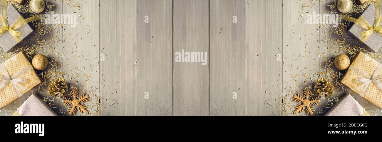 Glänzende Silber und Gold Geschenkschachteln und glitzernde Weihnachtsdekoration Artikel auf Holz Banner Hintergrund Draufsicht Bordüre Design mit Speicherplatz kopieren Stockfoto