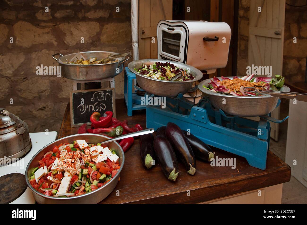 Rustikaler Buffettisch mit einer Auswahl an Essen bei einer Abendveranstaltung Stockfoto