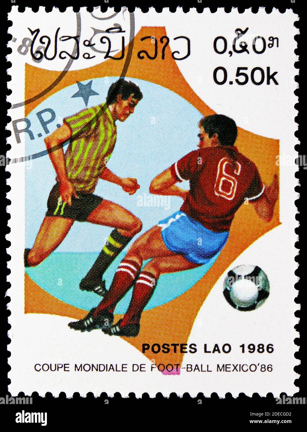 MOSKAU, RUSSLAND - 17. OKTOBER 2020: Briefmarke gedruckt in Laos zeigt Fußballer, FIFA Fußball-Weltmeisterschaft 1986, Mexiko-Serie, um 198 Stockfoto