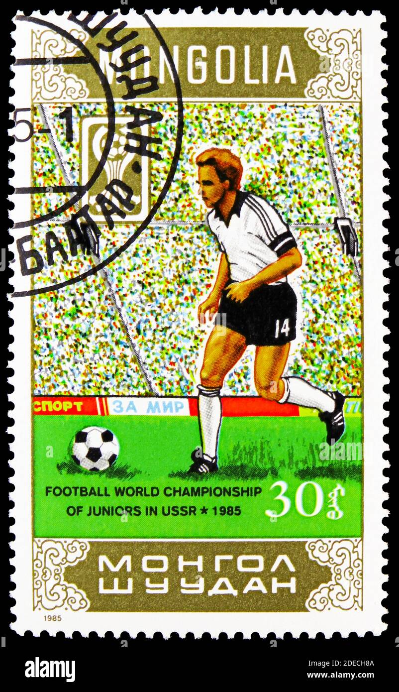 MOSKAU, RUSSLAND - 17. OKTOBER 2020: Briefmarke gedruckt in der Mongolei zeigt Fußballspieler, Junior World Soccer Championships, Moskau Serie, um 1985 Stockfoto