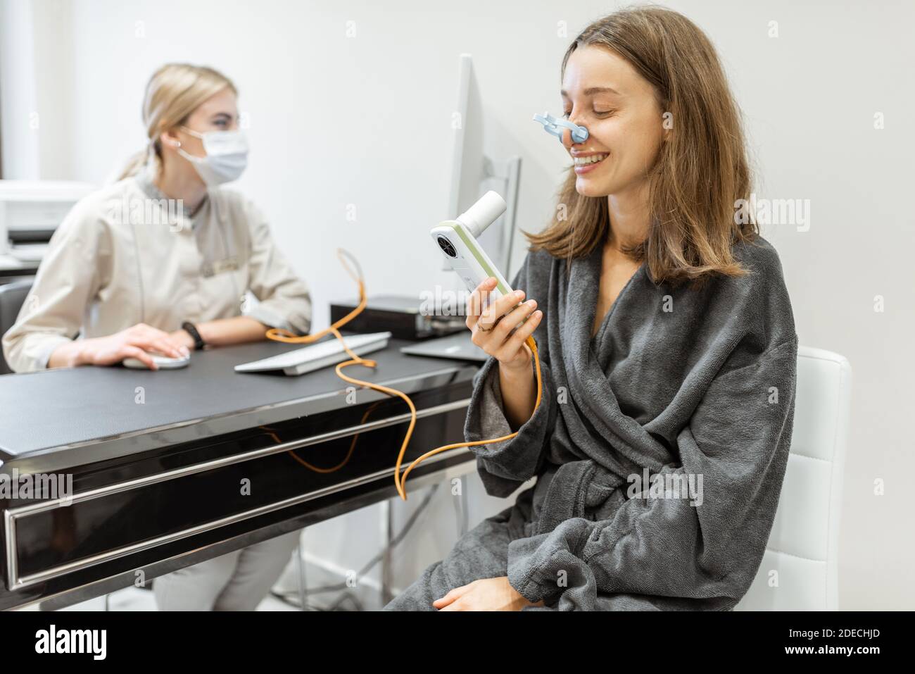 Junge Frau mit Arzt während einer Spirographie-Test, Messung der Atembewegungen mit Spirometer im Medical Spa Salon Stockfoto