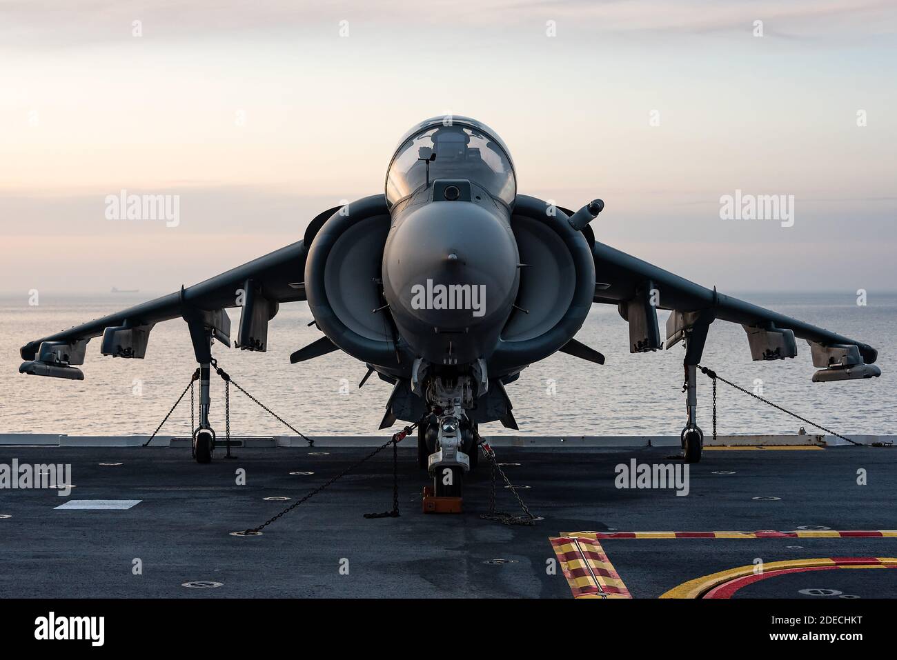 Ein McDonnell Douglas AV-8B Harrier II Kampfjet der spanischen Marine auf dem Juan Carlos Flugzeugträger und Hubschrauberlandeplatz. Stockfoto