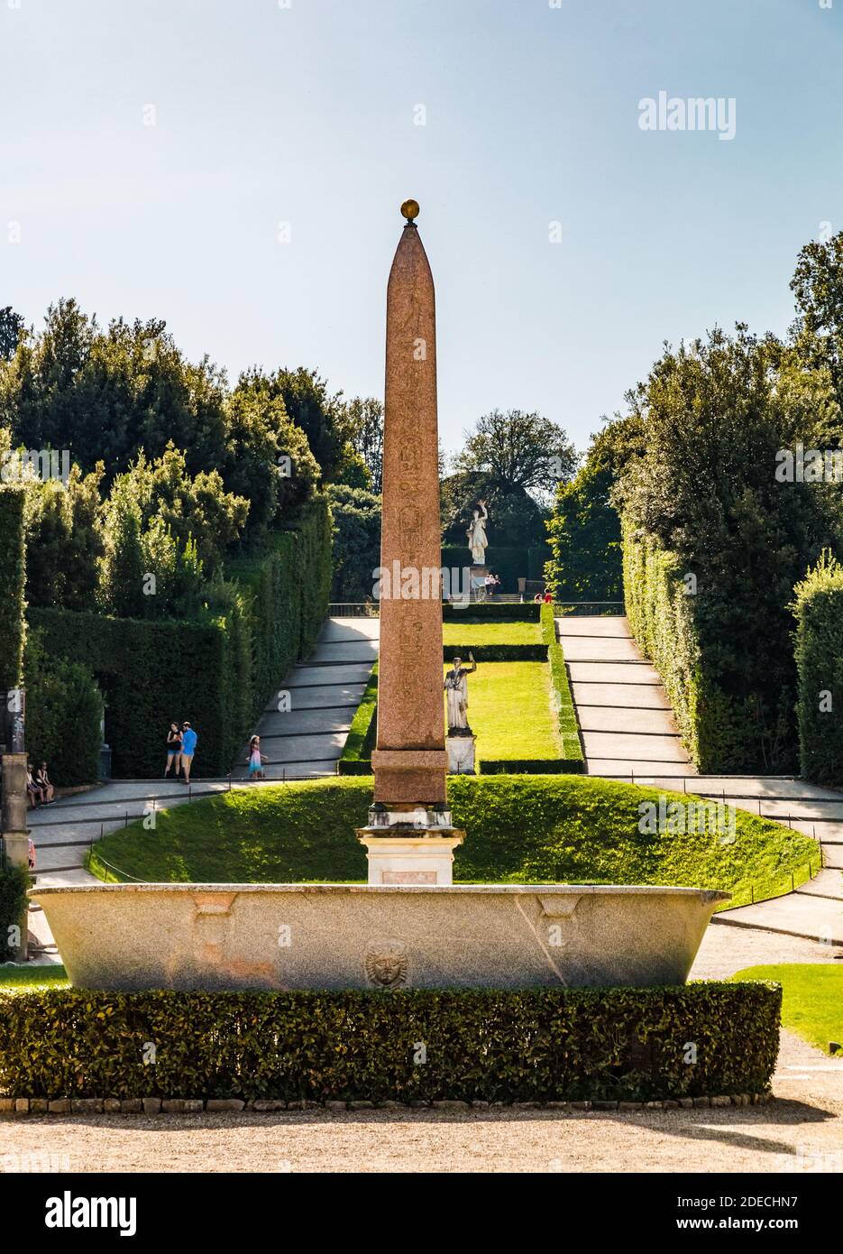 Schöne Aussicht auf den alten ägyptischen roten Granit Boboli Obelisk und das Becken vom Palazzo Pitti in Richtung Boboli-Gärten. Im Hintergrund auf... Stockfoto