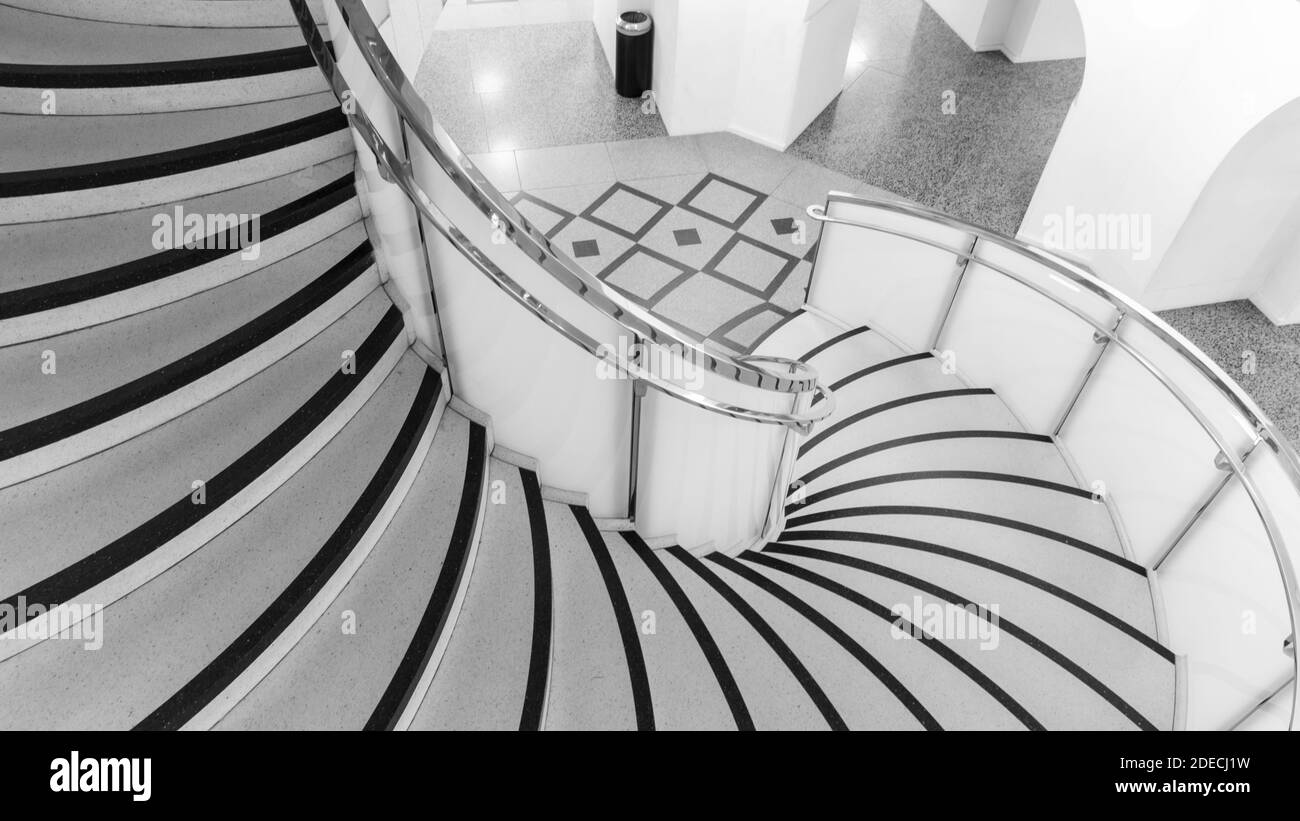 Wendeltreppe, Detail mit Terazzo-Boden auf Treppen in der Tate Britain, monochrom, London, England, UK Stockfoto