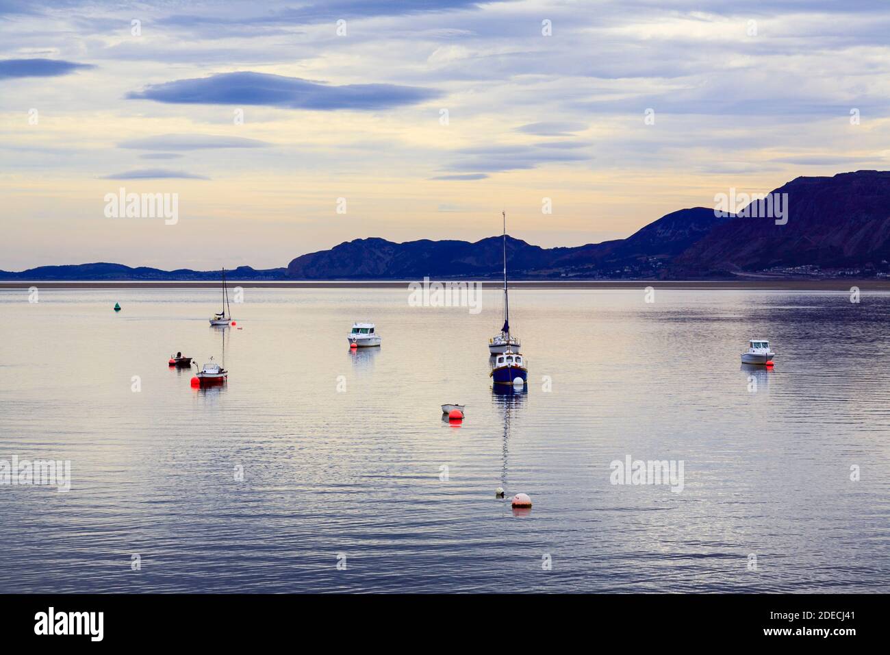 Boote auf ruhigen Wasser der Menai Strait mit Blick auf Great Orme an der Nordwales Küste von Beaumaris, Isle of Anglesey, North Wales, UK, Britannien Stockfoto