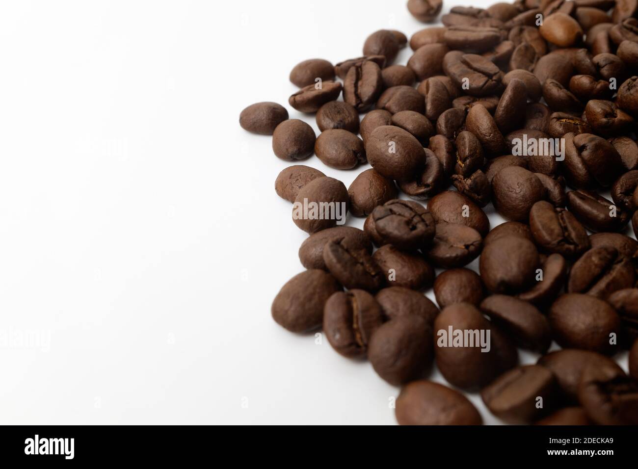 Geröstete Kaffeebohnen auf weißem Hintergrund Stockfoto