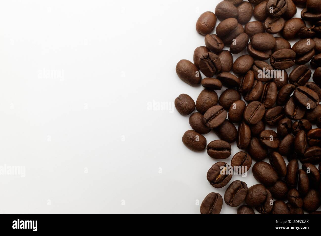 Geröstete Kaffeebohnen auf weißem Hintergrund Stockfoto