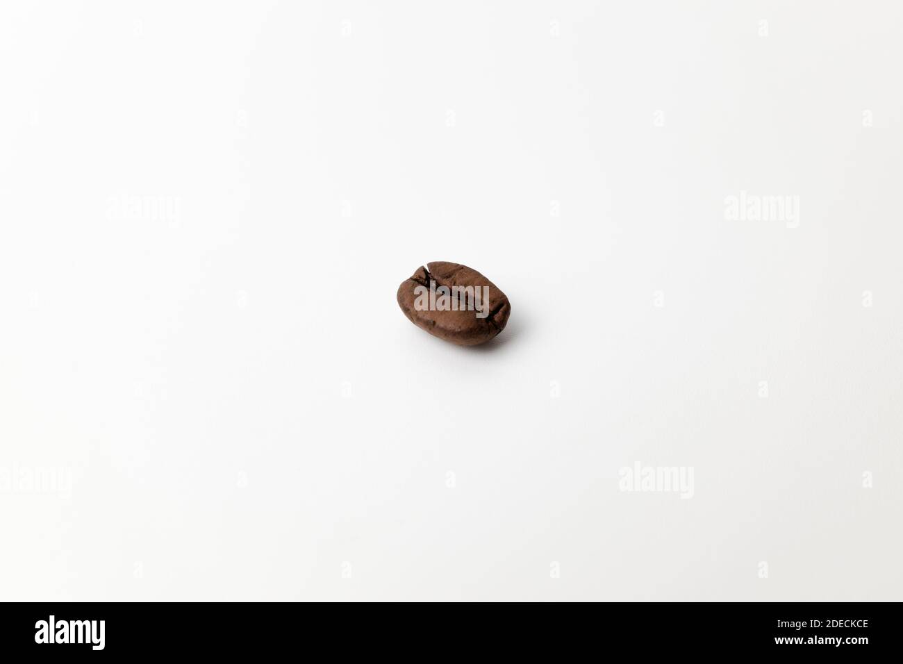 Geröstete Kaffeebohnen auf weißem Hintergrund Stockfoto