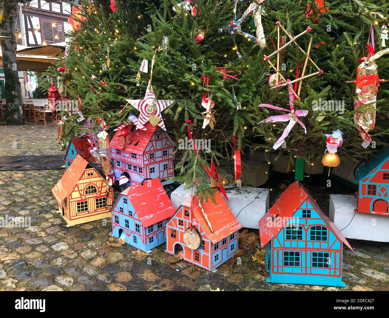 Bunte Häuser und Geschenke unter einem weihnachtsbaum auf der Straße In Frankreich Stockfoto