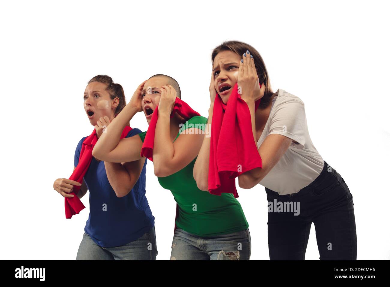 Schockiert. Weibliche Fußballfans jubeln für Lieblings-Team mit hellen Emotionen isoliert auf weißem Studio Hintergrund. Schöne kaukasische Frauen schauen aufgeregt, unterstützend. Konzept von Sport, Spaß, Unterstützung. Stockfoto