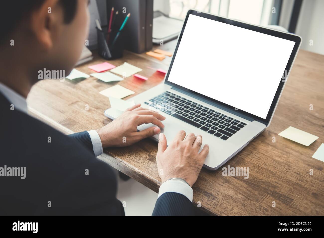 Geschäftsmann oder Blogger arbeiten auf Laptop-Computer mit leerem Weiß Bildschirm für Montage Stockfoto